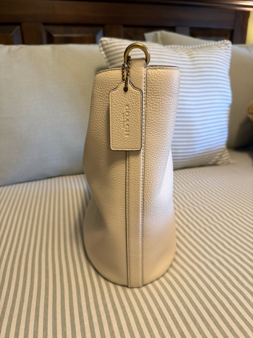 NWT Pebble Cream Leather Soft Willow Shoulder Bag with Gold Hardware - Picture 3 of 7